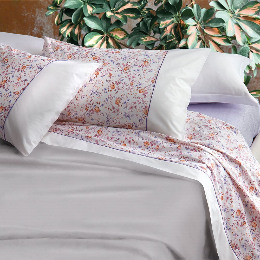 Completo lenzuola Lady Gabel matrimoniale ambientato su letto con fantasia floreale