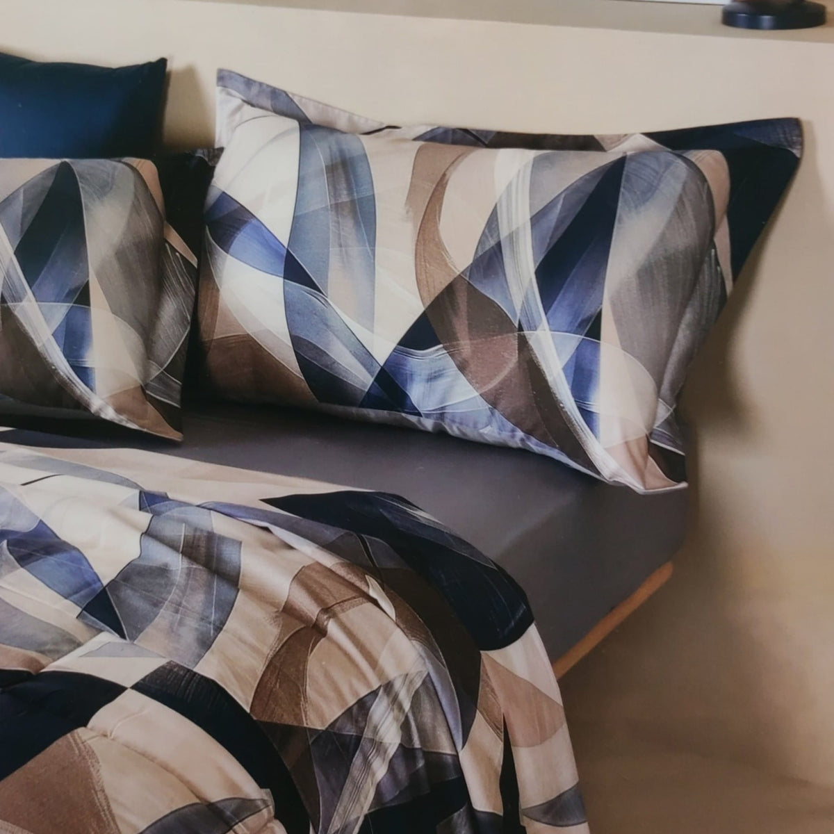 Completo lenzuola matrimoniale Cortina Neith sul letto con federe a volants