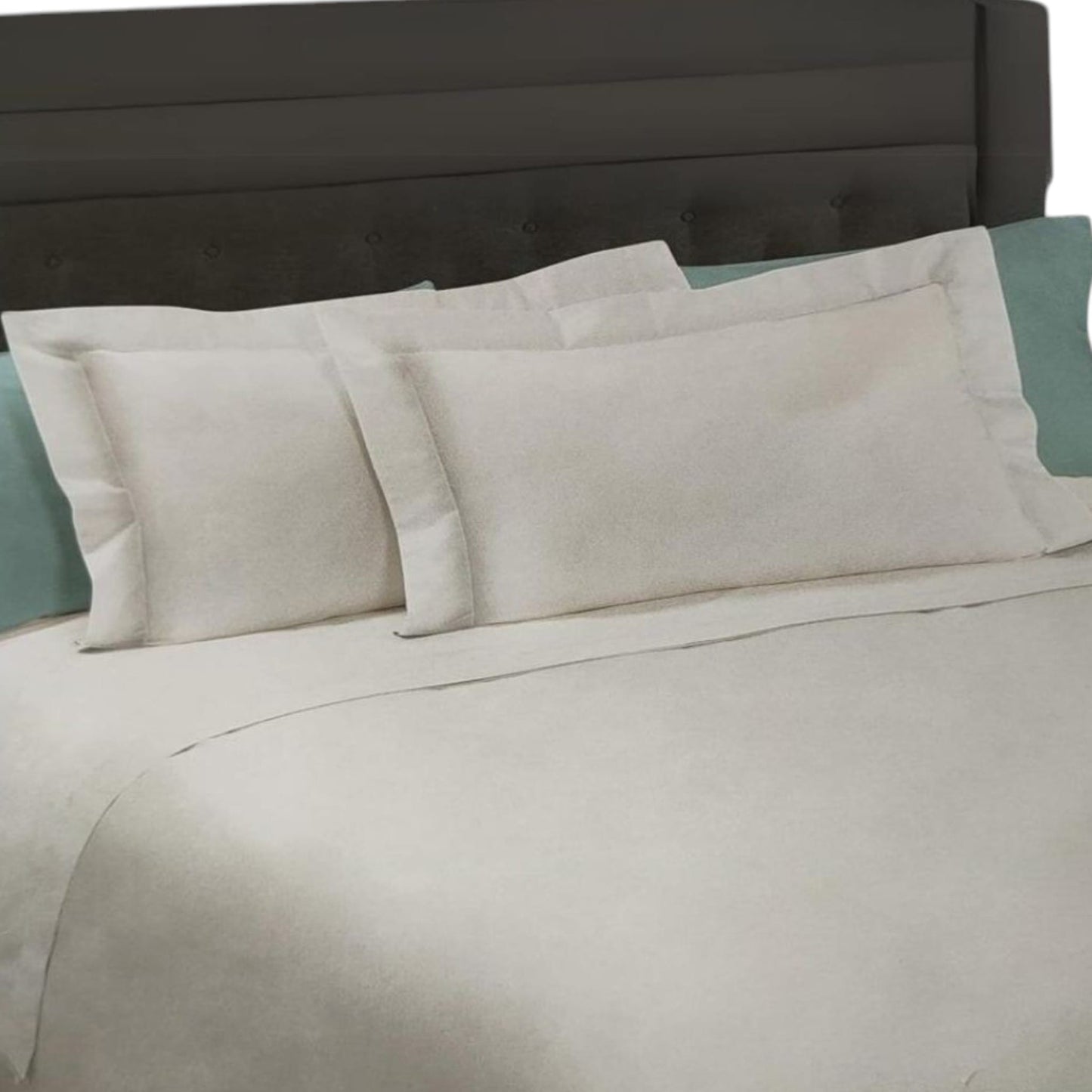 Completo lenzuola matrimoniale F11 Dea in raso di cotone 300 TC ambientato sul letto