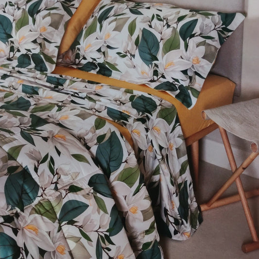 Completo lenzuola matrimoniale Nanni Neith ambientato sul letto con federe floreali