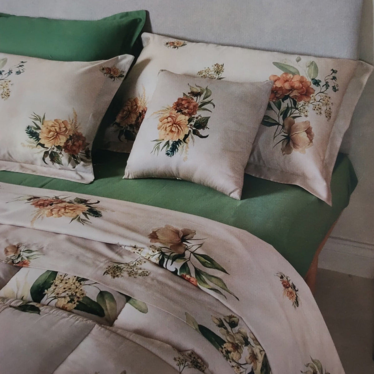 Completo lenzuola matrimoniale Sibilla Neith sul letto con fantasia floreale e federe con volants