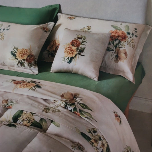 Completo lenzuola matrimoniale Sibilla Neith sul letto con fantasia floreale e federe con volants