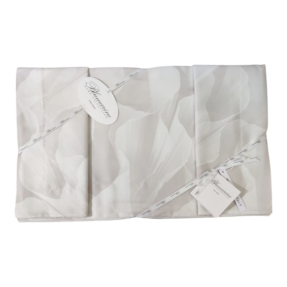 Lenzuola Very Vamp Blumarine Beige ripiegate con nastri e cartellini del marchio