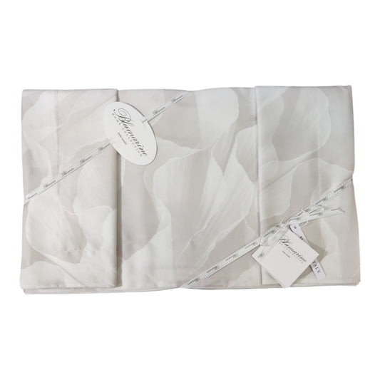 Lenzuola Very Vamp Blumarine Beige ripiegate con nastri e cartellini del marchio