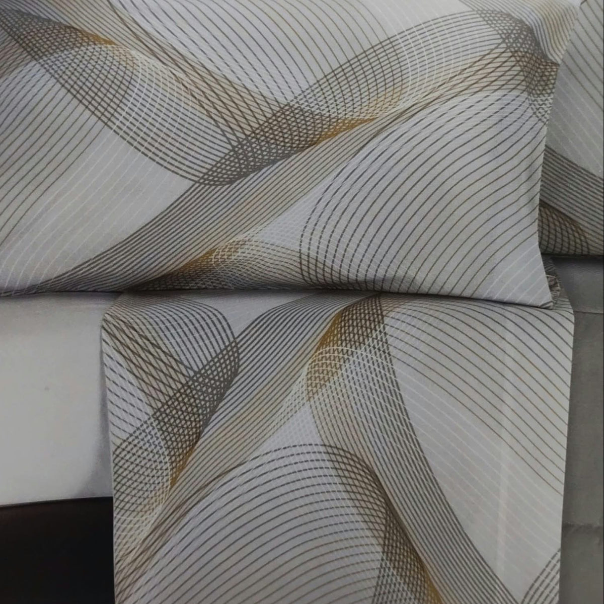 Letto con completo lenzuola effetto copriletto Zafferano Gabel e federe coordinate