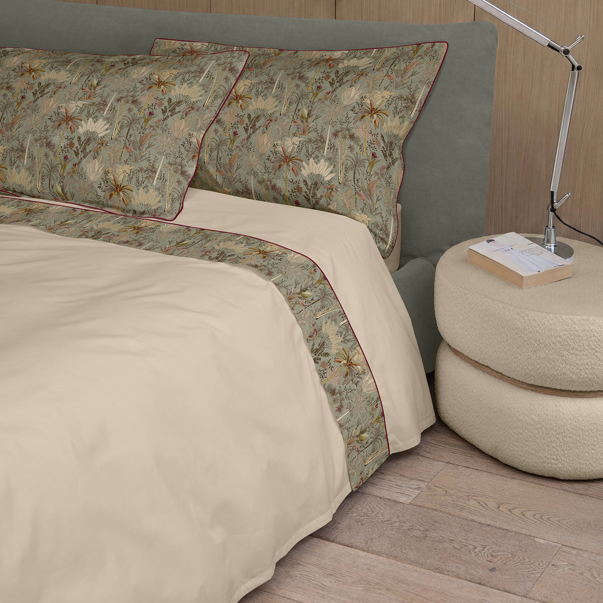 Completo letto matrimoniale Draa Fazzini verde ambientato in camera da letto