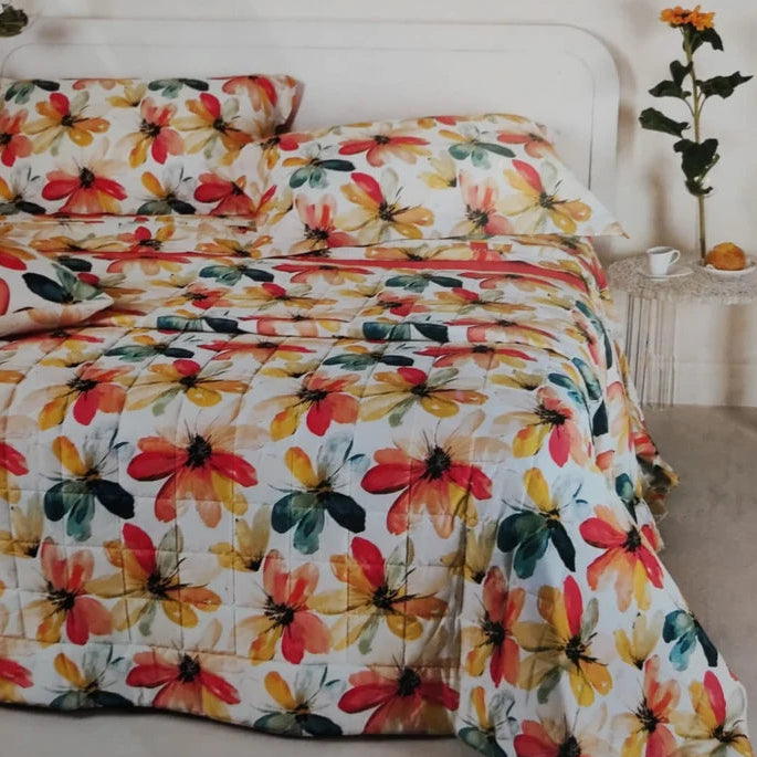 Trapuntino matrimoniale Alicia Neith sul letto con grandi fiori dall’effetto pittorico