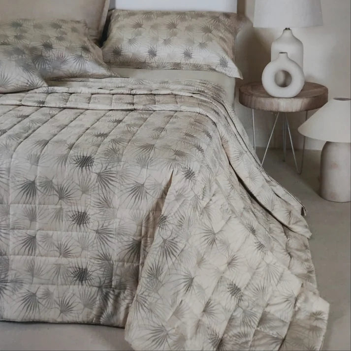 Trapuntino matrimoniale Melody Neith sul letto con stampa botanica e trapuntatura