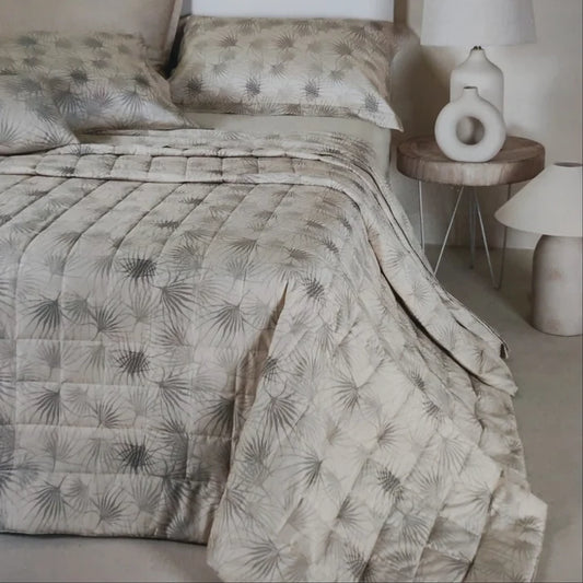 Trapuntino matrimoniale Melody Neith sul letto con stampa botanica e trapuntatura