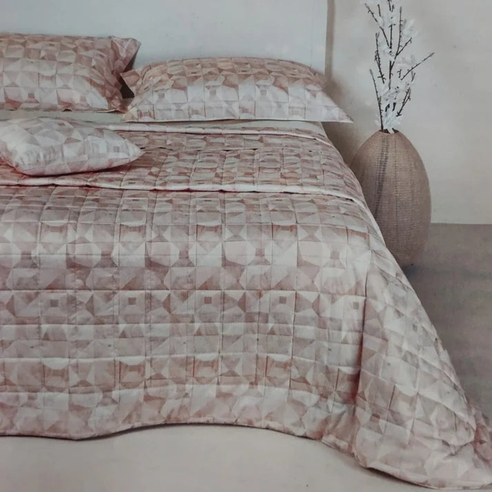 Trapuntino matrimoniale Zinia Neith sul letto con fantasia geometrica effetto mosaico