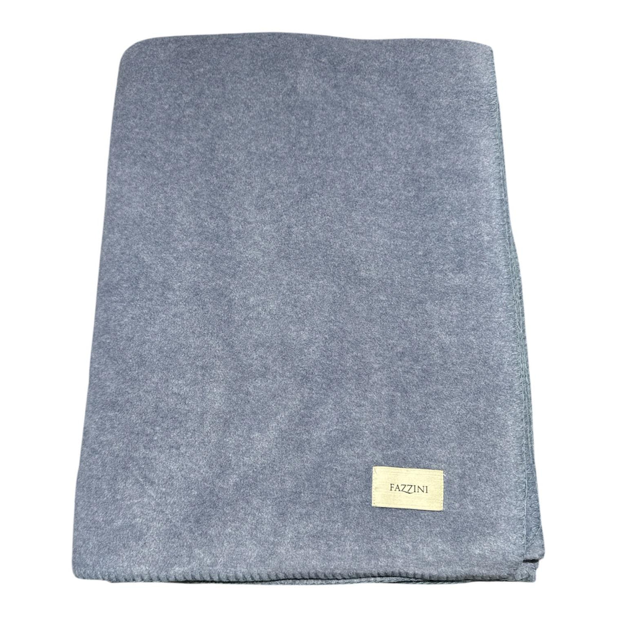 Coperta Fazzini Lucy piegata, con bordo a punto cavallo ed etichetta del marchio