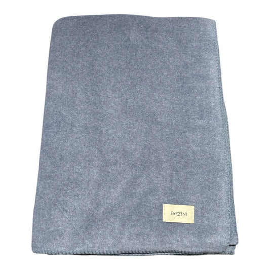 Coperta Fazzini Lucy piegata, con bordo a punto cavallo ed etichetta del marchio