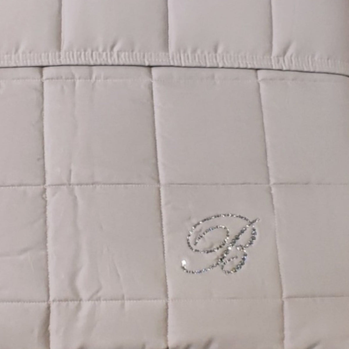 Copriletto matrimoniale Samira Blumarine Home con trapuntatura a quadri, ambientato sul letto