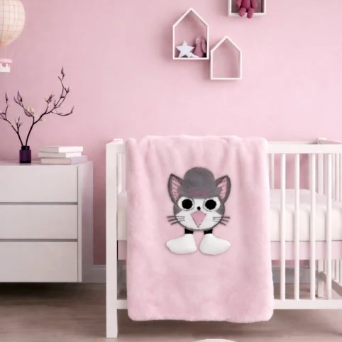 Dettaglio gattino con cappellino Liu Jo sulla copertina culla Cat BL693C