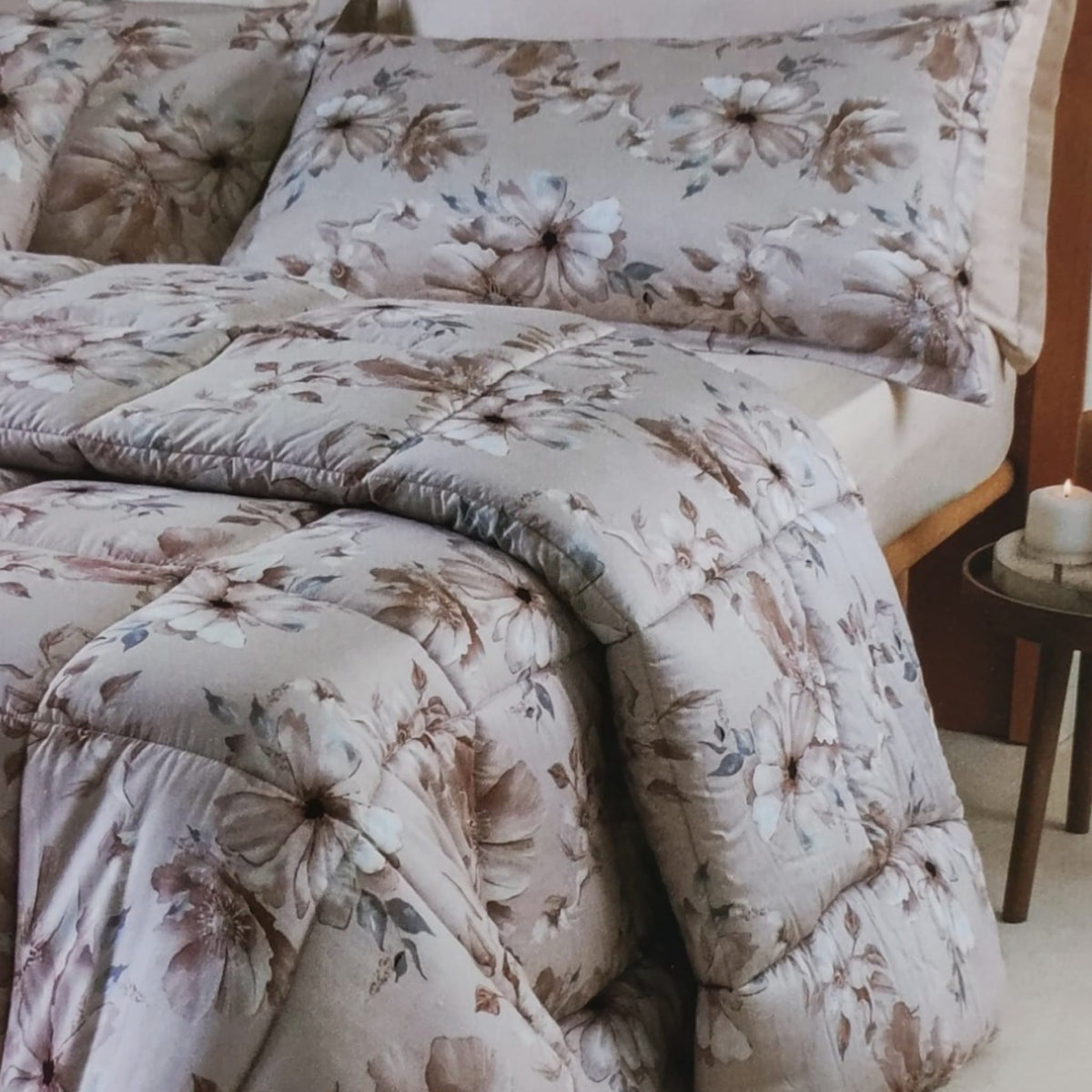 Ambientazione Isla Neith con federe floreali e coperta trapuntata coordinata non inclusa