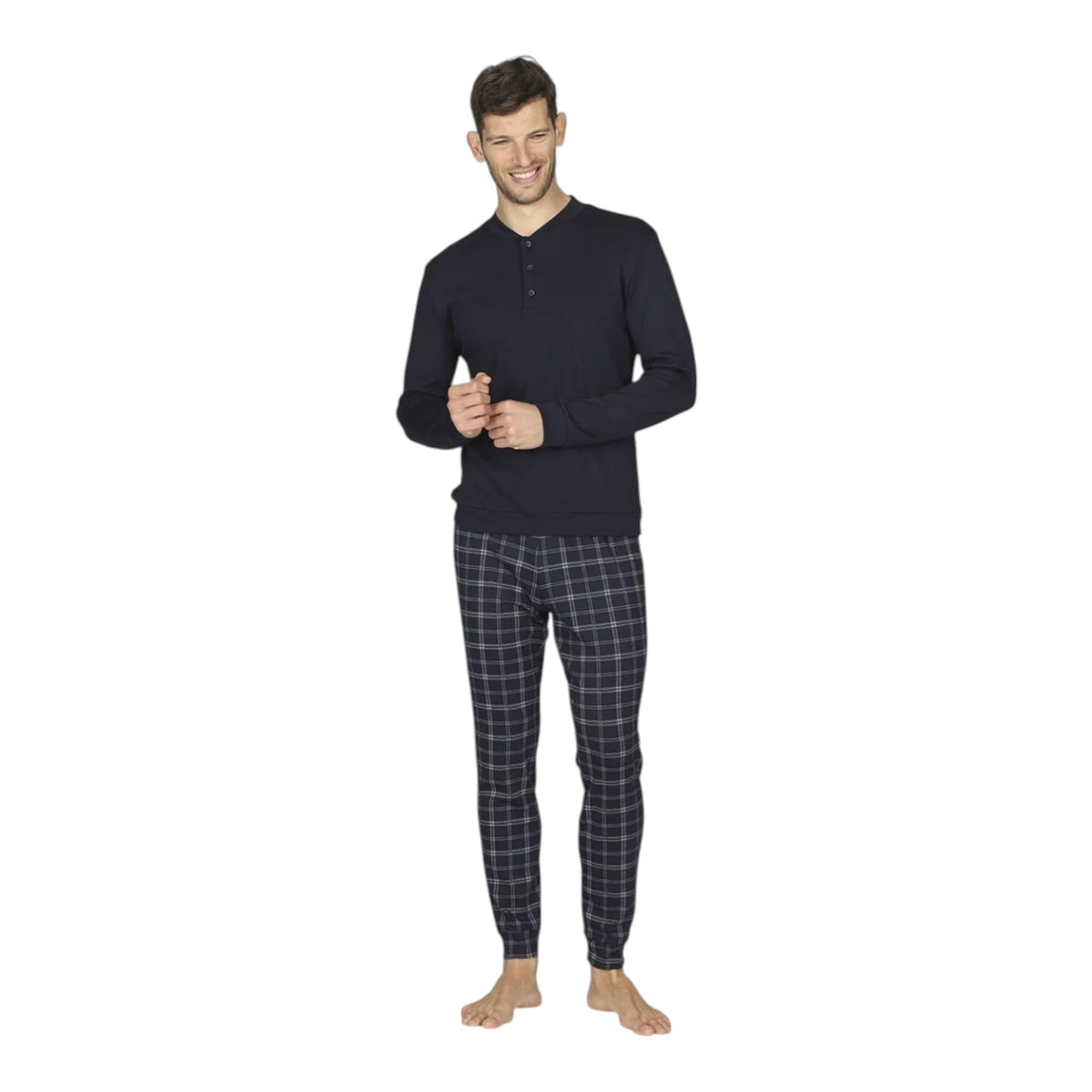 Pigiama uomo Julipet JAL908 indossato con maglia blu serafino e pantalone a quadri