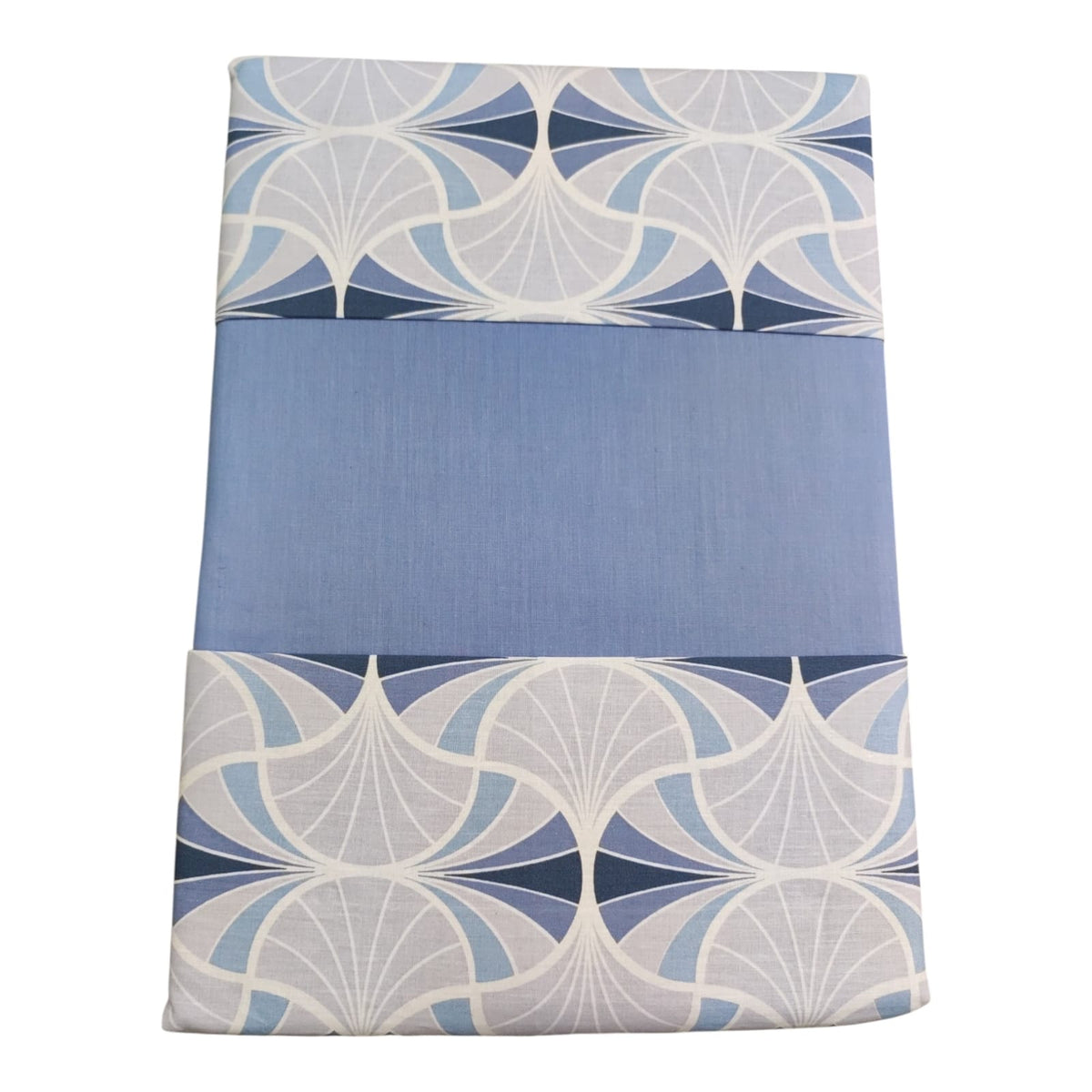 Lenzuola Daylight Elan ripiegate con motivo di forme curve intrecciate