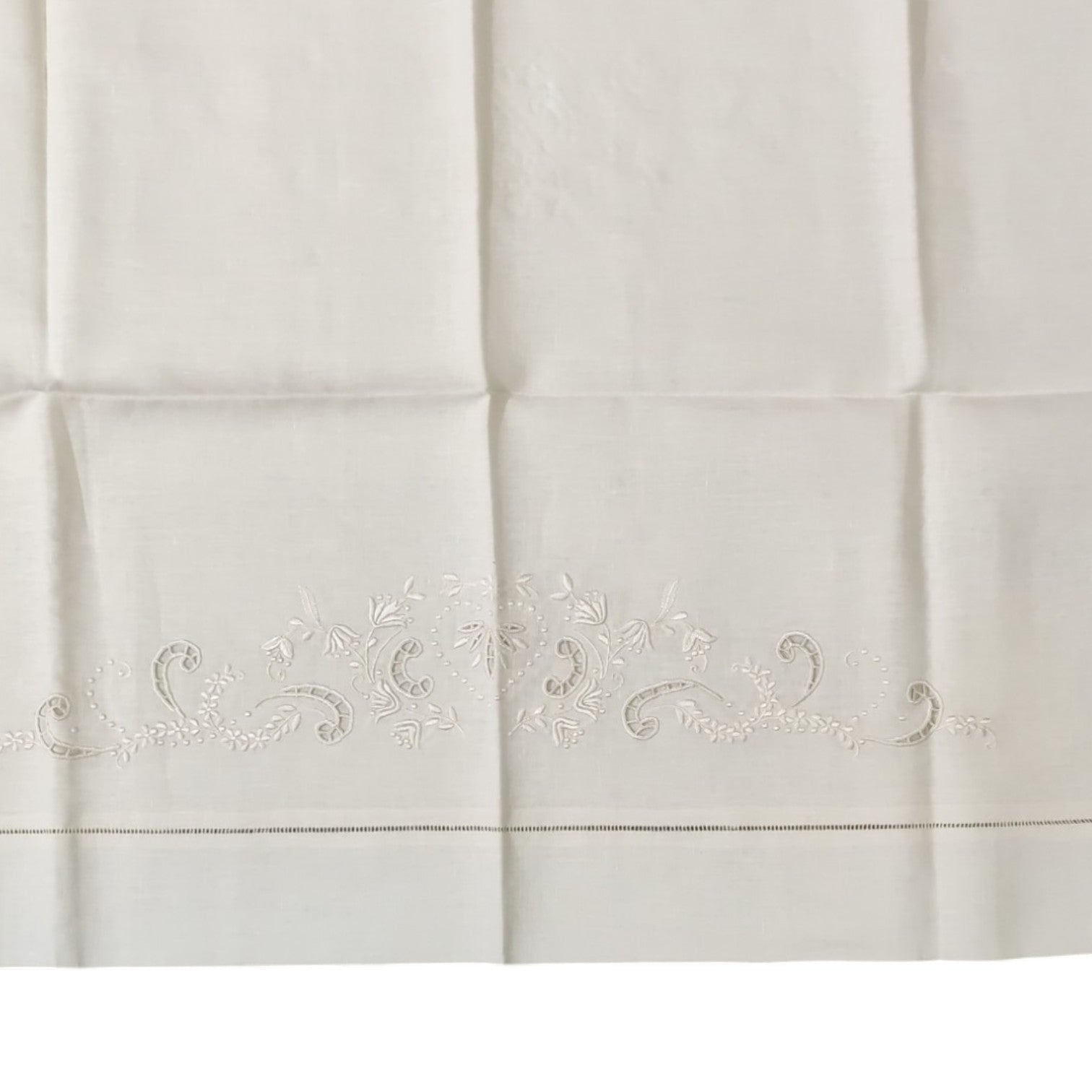 Lenzuola matrimoniali Bellora in lino ecrù con federe coordinate ricamate