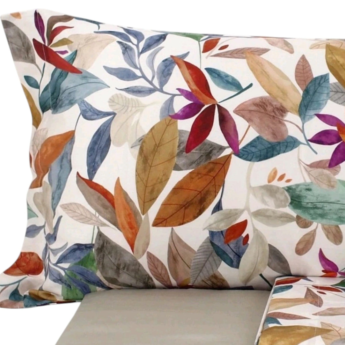Dettaglio completo lenzuola Nature multicolor con federe a volani e lenzuolo coordinato