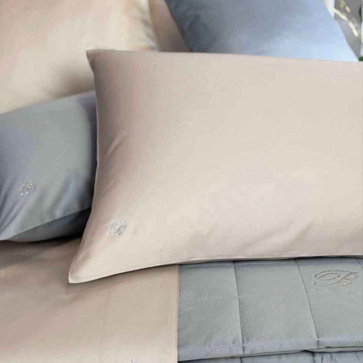 Lenzuola e federe Samira Blumarine Home in raso di cotone, con monogramma B decorato da cristalli.