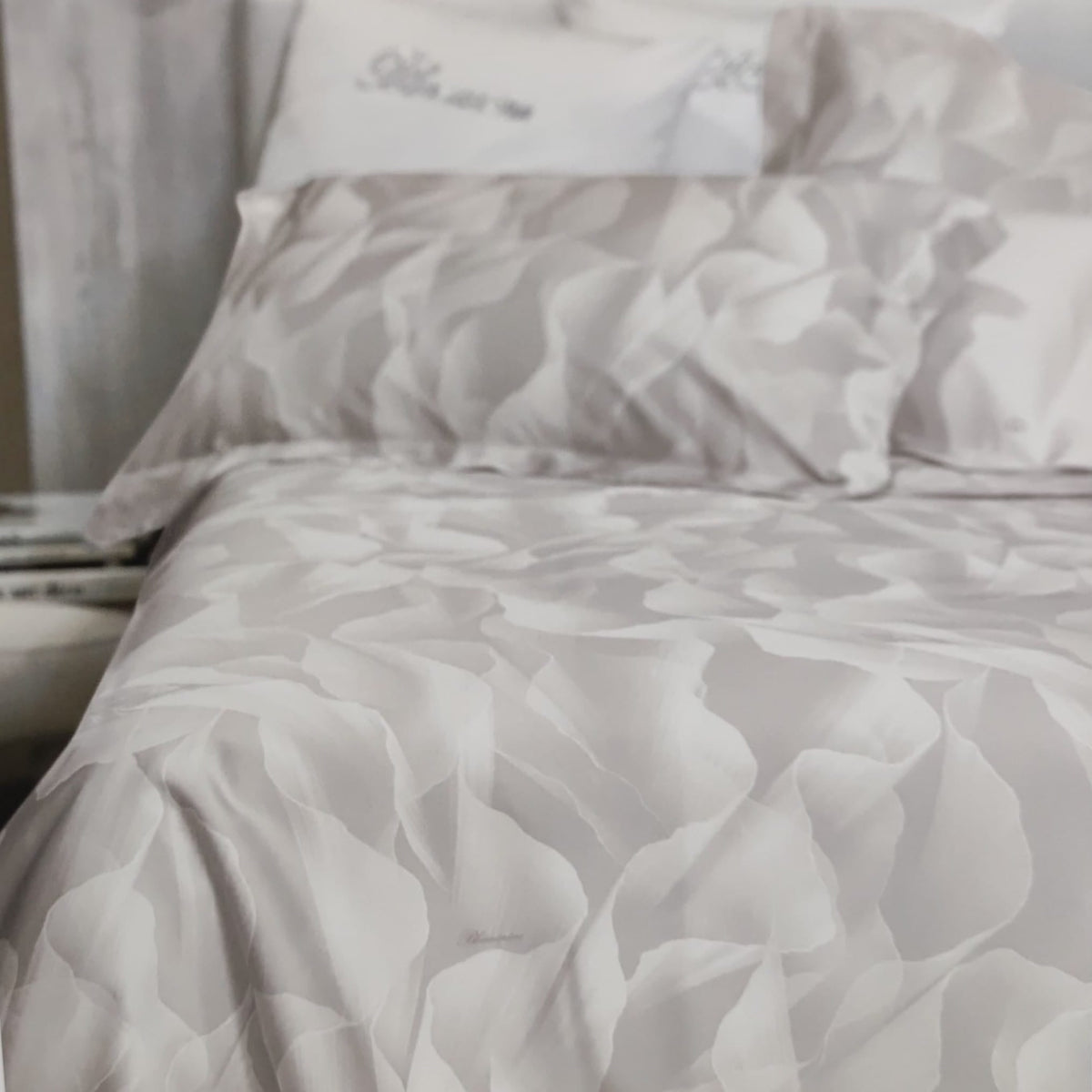 Lenzuola Very Vamp Blumarine ambientate sul letto con grandi motivi botanici e federe coordinate