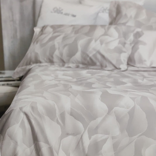 Lenzuola Very Vamp Blumarine ambientate sul letto con grandi motivi botanici e federe coordinate