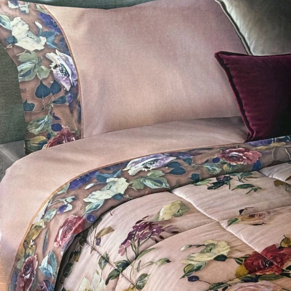 Letto matrimoniale con completo Nettare Fazzini rosa e balza a fantasia floreale