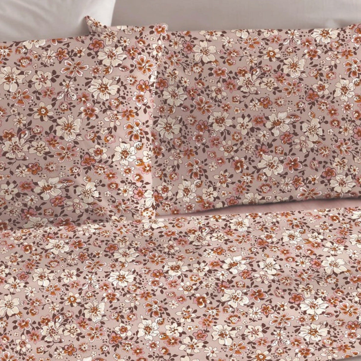 Completo lenzuola Riviera Consiglia rosa ambientato su letto matrimoniale