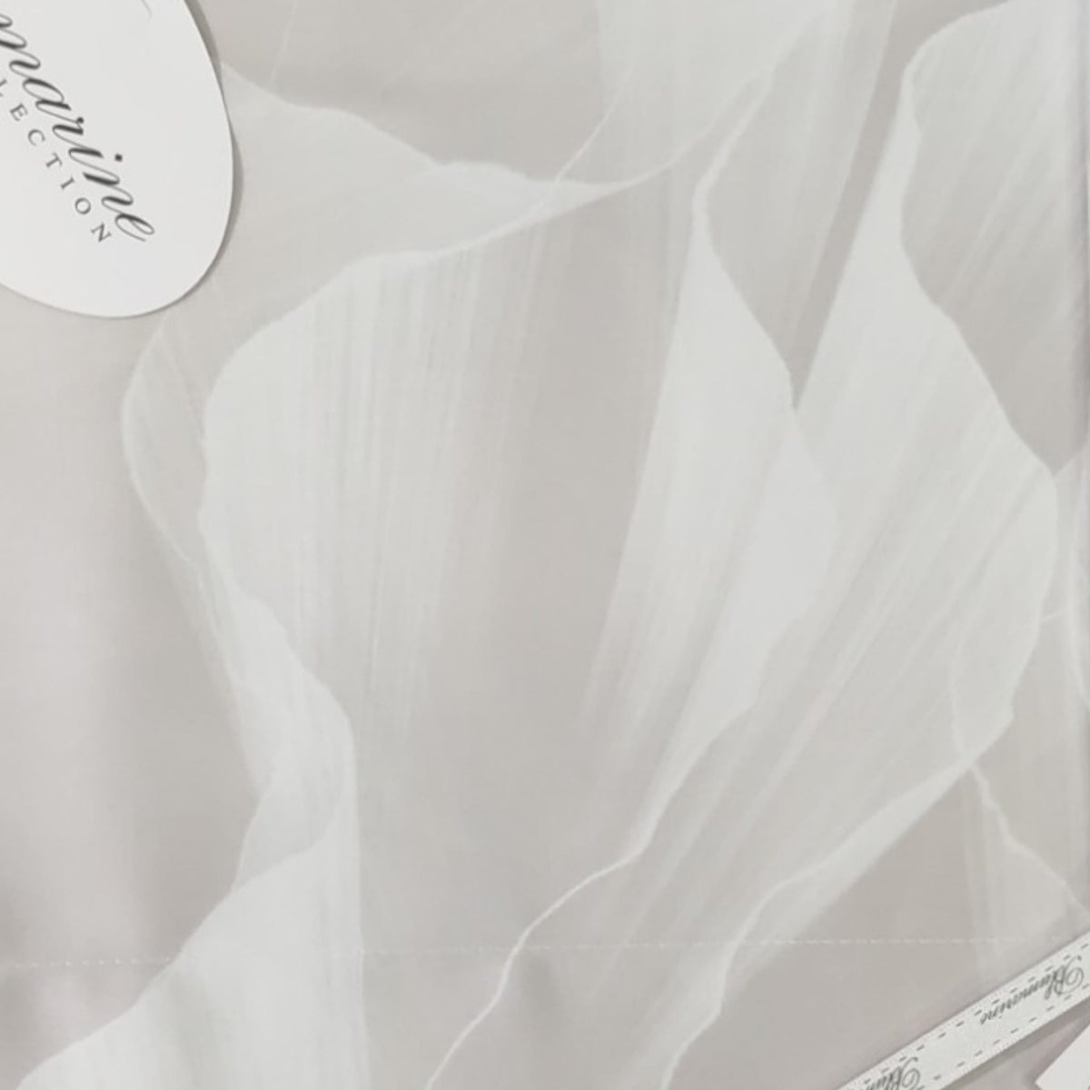 Dettaglio della fantasia botanica delle lenzuola Very Vamp Blumarine nella variante Beige