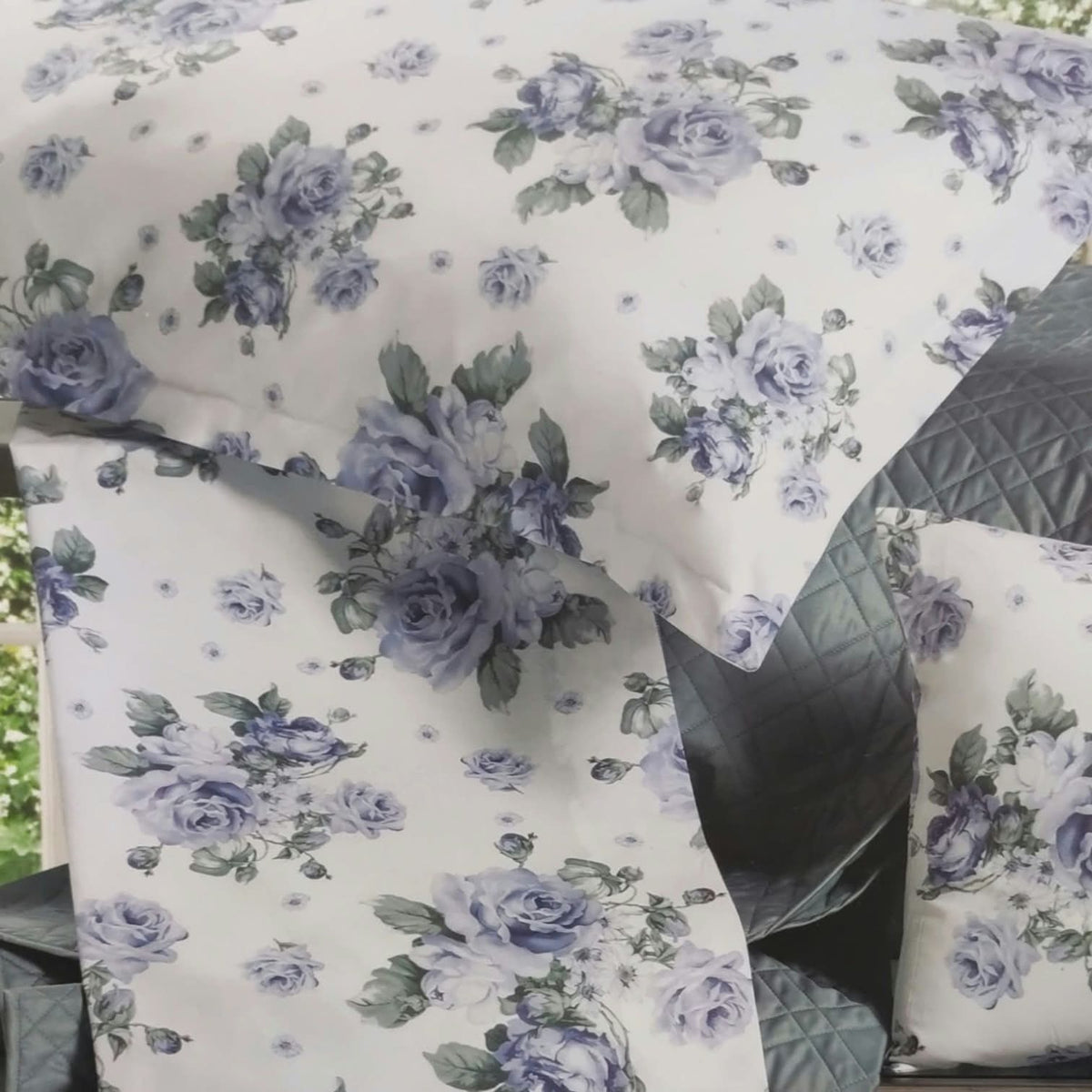 Lenzuolo coperta floreale I.20 Le Isole by DEA ambientato su letto con rose azzurre
