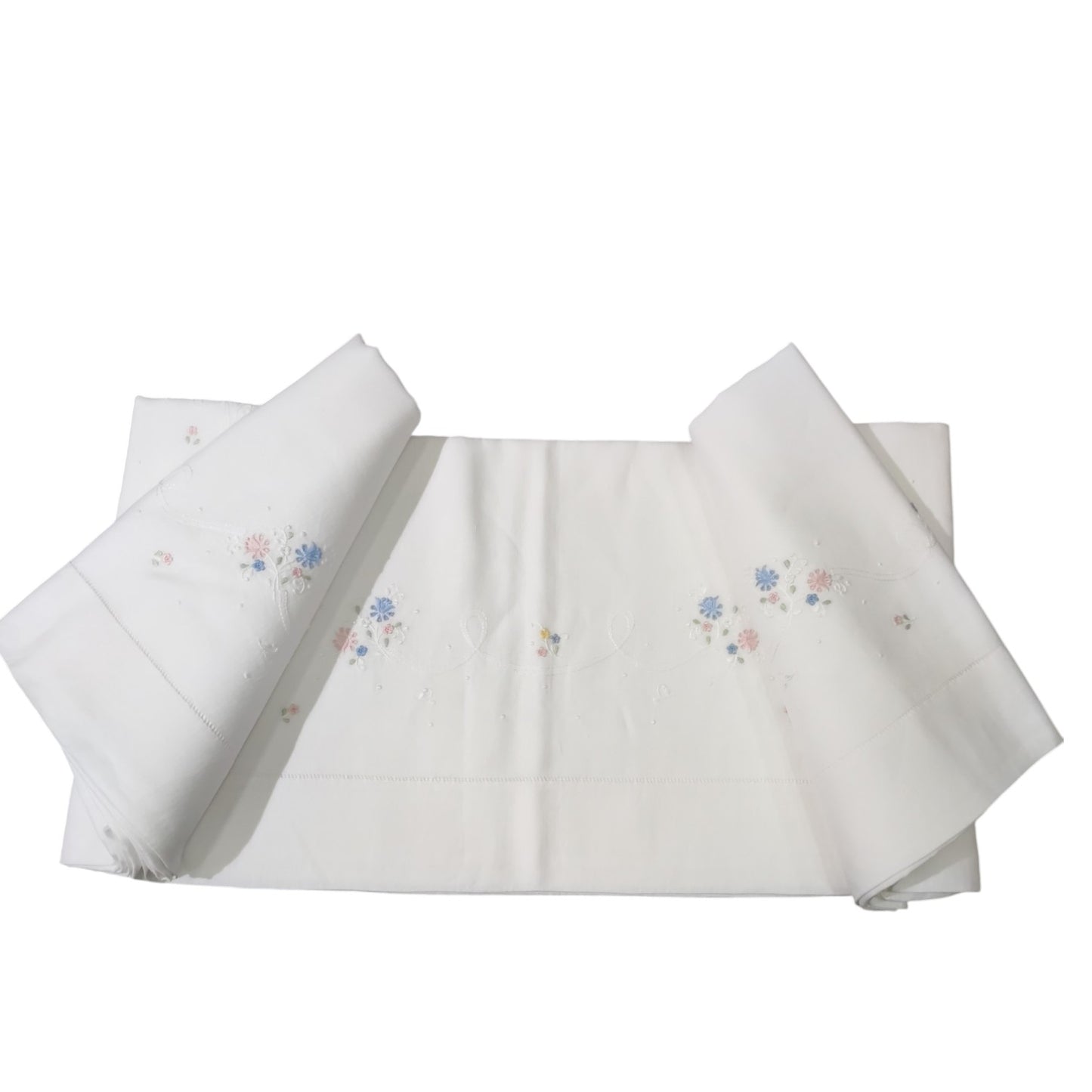 Dettaglio ricamo floreale colorato su lenzuolo matrimoniale in lino Bellora Broderie