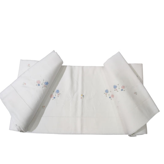 Dettaglio ricamo floreale colorato su lenzuolo matrimoniale in lino Bellora Broderie