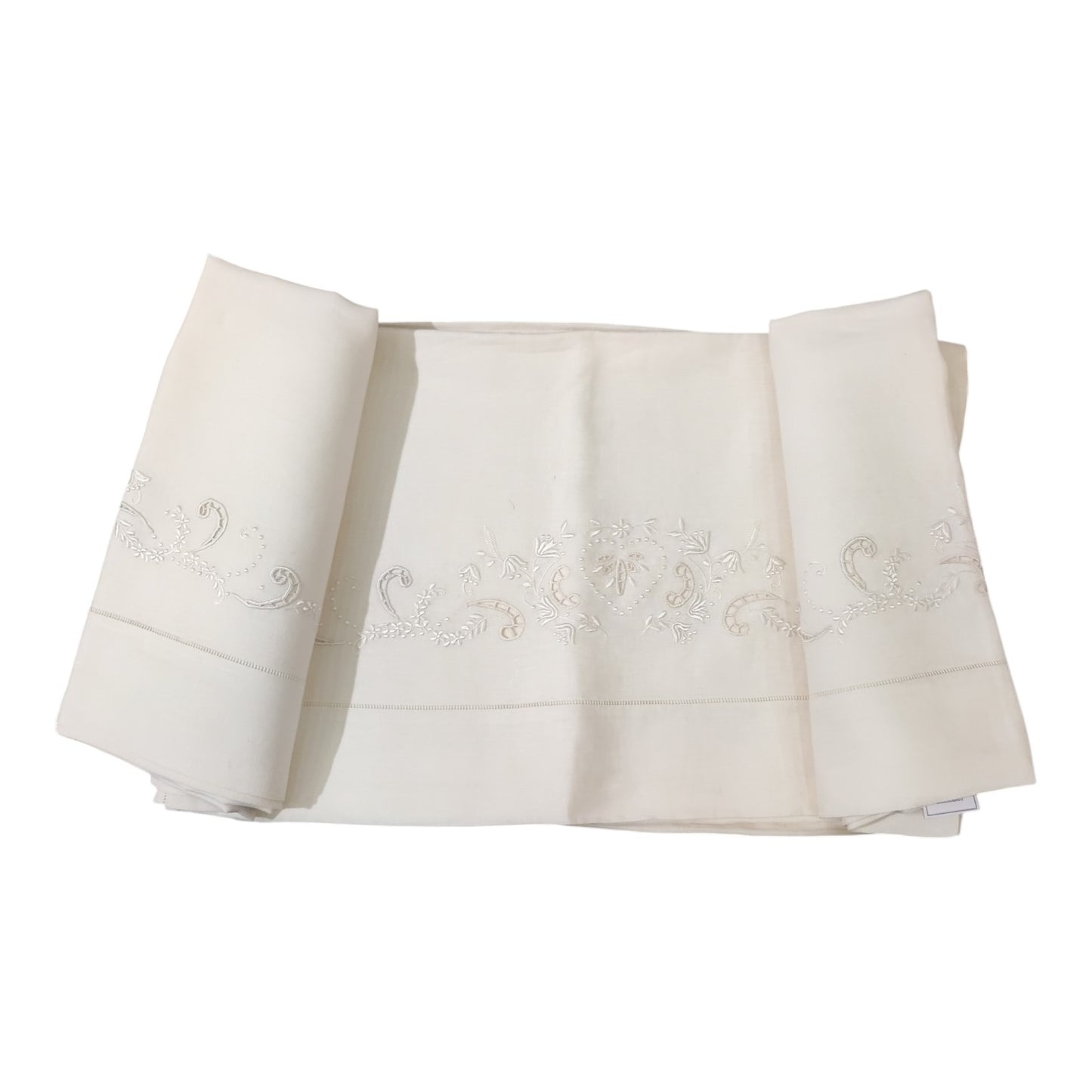 Dettaglio del ricamo su lenzuolo matrimoniale in lino Bellora Broderie F40