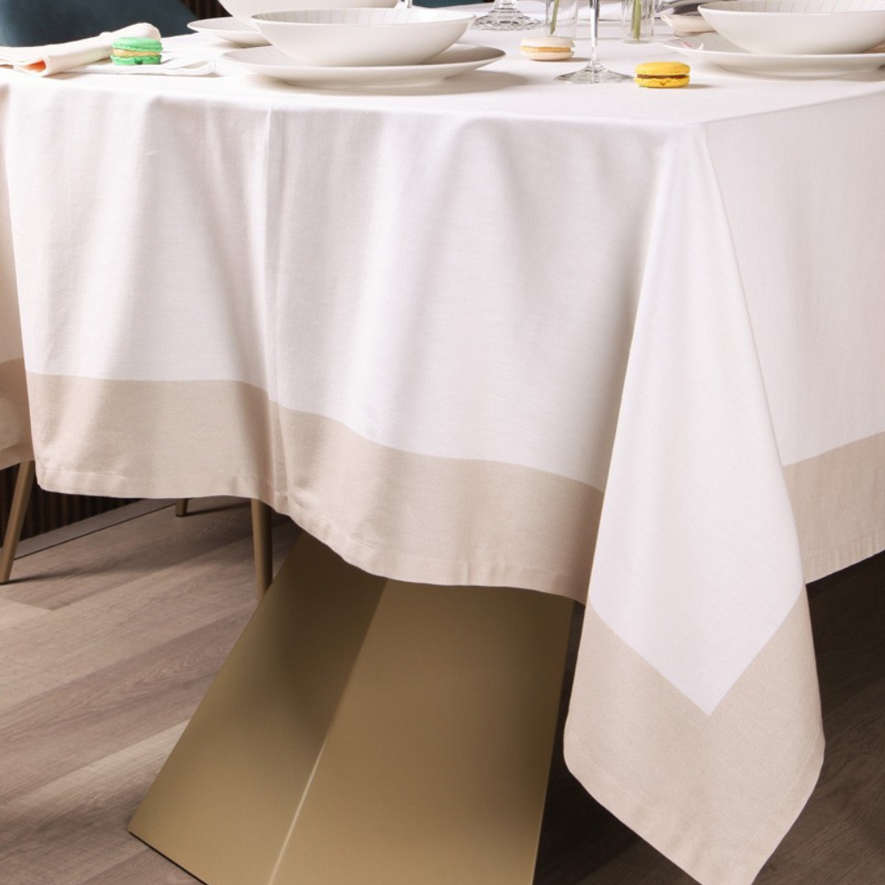 Tovaglia 12 posti Milù Neìth 160x280 in panama 100% puro cotone bianco sky con elegante bordo a contrasto