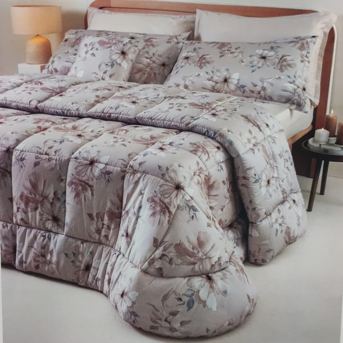 Trapunta matrimoniale Neith Isla Naturale con fantasia floreale ambientata sul letto