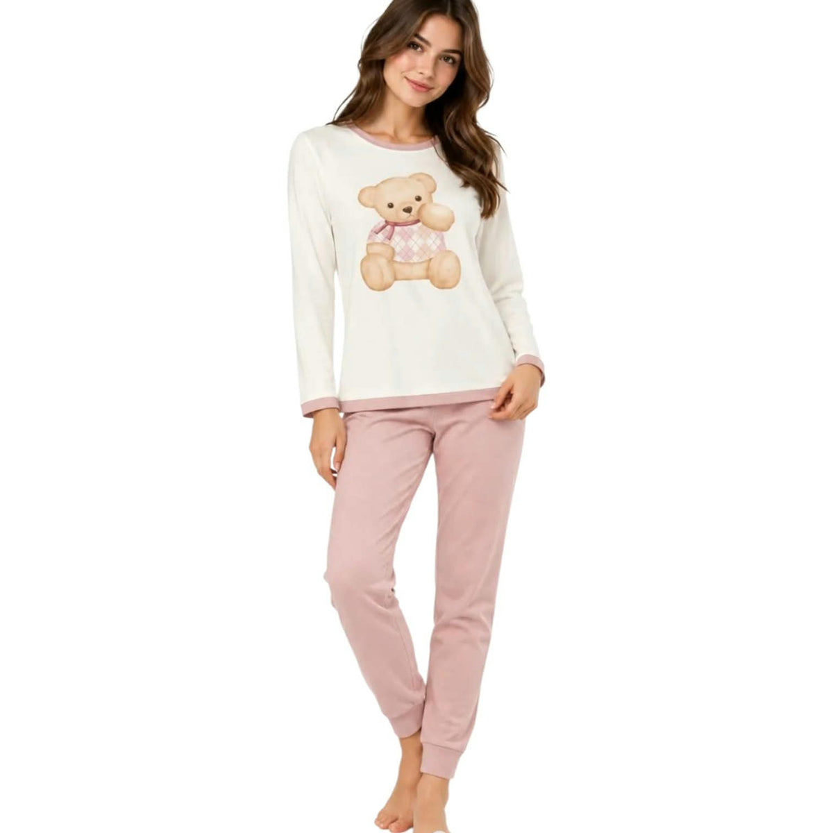 Pigiama donna caldo cotone Bisbigli con stampa orsetto, maglia panna e pantalone rosa indossato