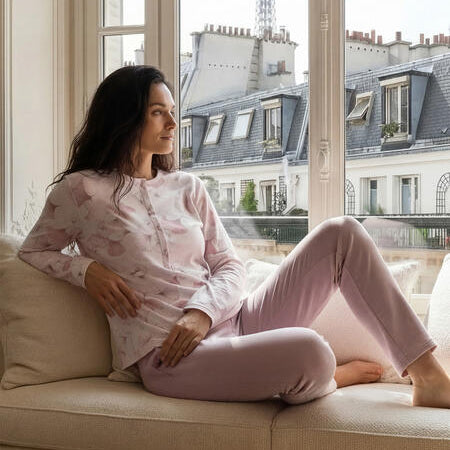 Modella con pigiama donna Linclalor Rosa Orchidea, maglia botanica a maniche lunghe e pantaloni rosa