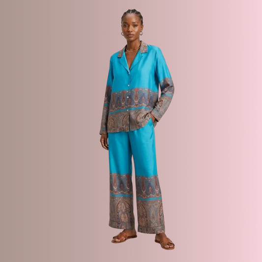 Modella con pigiama lungo Filo D'Angelo Orchidea color ottanio, fantasia paisley su camicia e pantaloni
