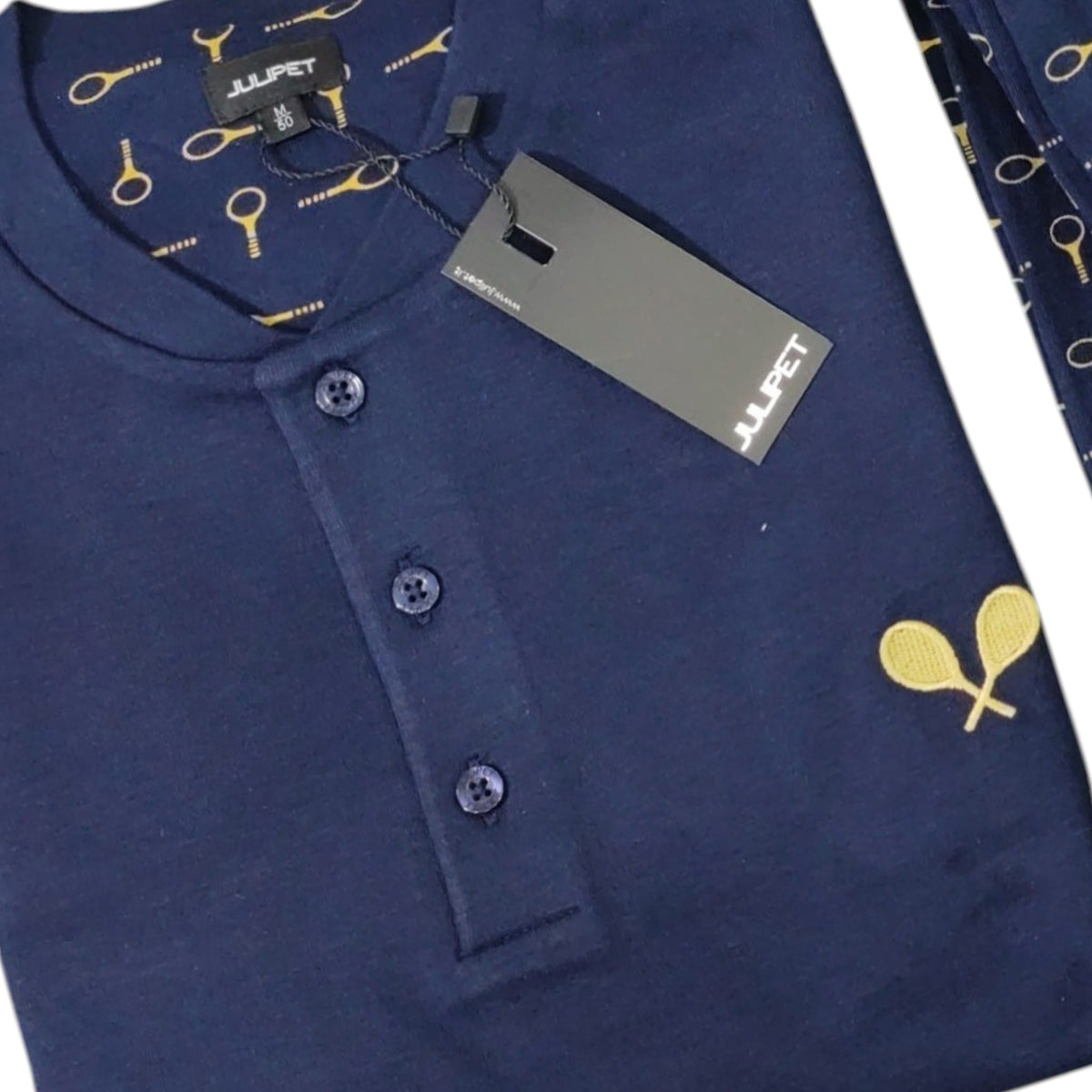 Dettaglio del collo serafino a tre bottoni del pigiama Julipet Verona