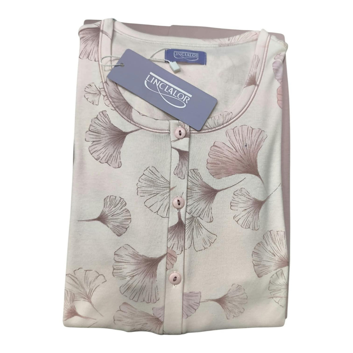 Dettaglio maglia del pigiama Linclalor LS292388 con scollo serafino e stampa di foglie rosa