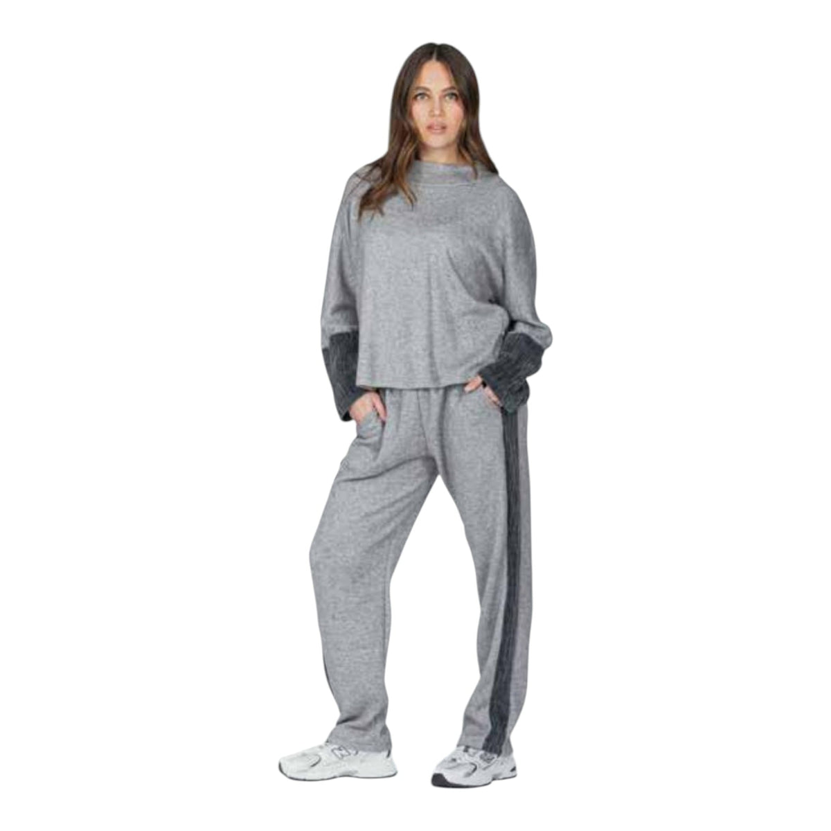 Pigiama stile tuta donna Fida Lingerie I2785 indossato con pantalone a banda laterale