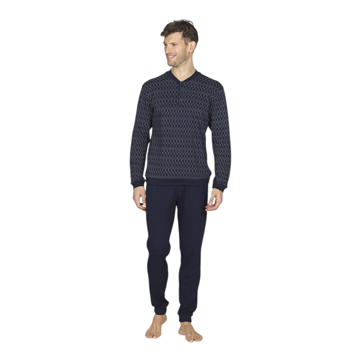 Pigiama uomo Julipet Venezia indossato con maglia a rombi e pantalone lungo
