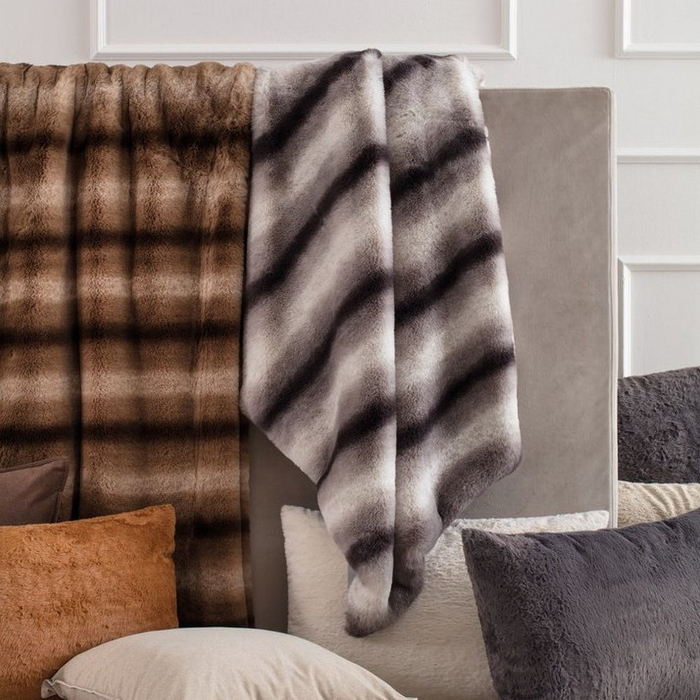 Plaid in ecopelliccia Volursa Riviera effetto Wave nei colori tortora e grigio, ambientati in camera da letto