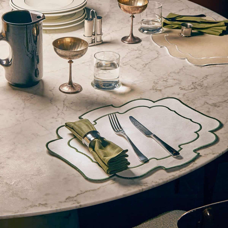 Set 2 tovagliette americane Intaglio Fazzini 35x45 cm in cotone bianco con bordo sagomato e ricamo verde.