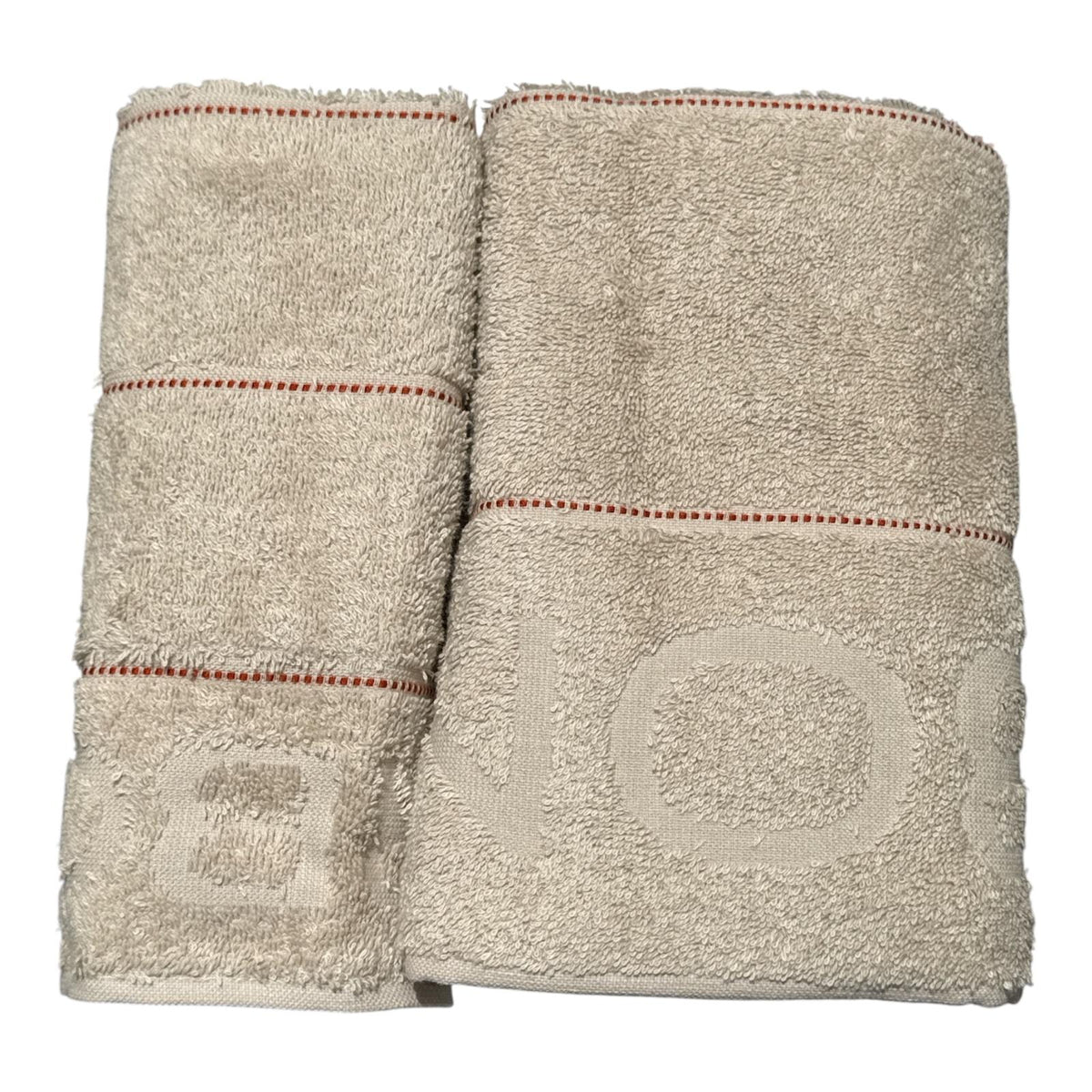 Coppia asciugamani Borbonese Gessato Ecrù in spugna 100% cotone da 500 g/m² con logo cesellato.