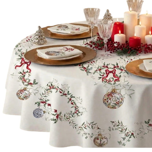 Tovaglia natalizia rotonda Christmas Eve Tessitura Randi 230 cm, apparecchiata con piatti dorati, calici e candele di Natale.