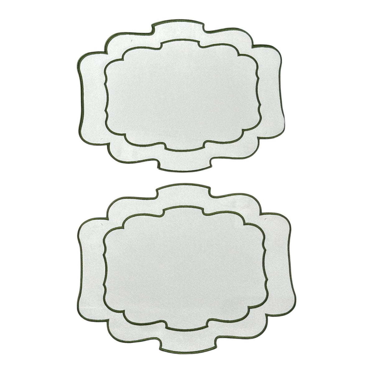 Tovaglietta americana Fazzini Intaglio in 100% cotone con profilo decorativo sagomato e doppio ricamo verde.