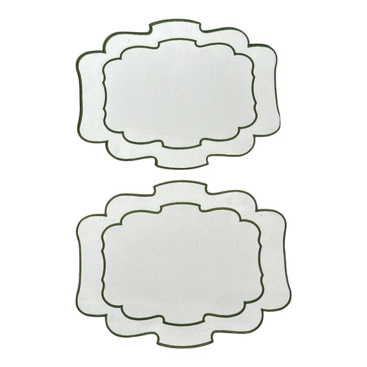 Tovaglietta americana Fazzini Intaglio in 100% cotone con profilo decorativo sagomato e doppio ricamo verde.