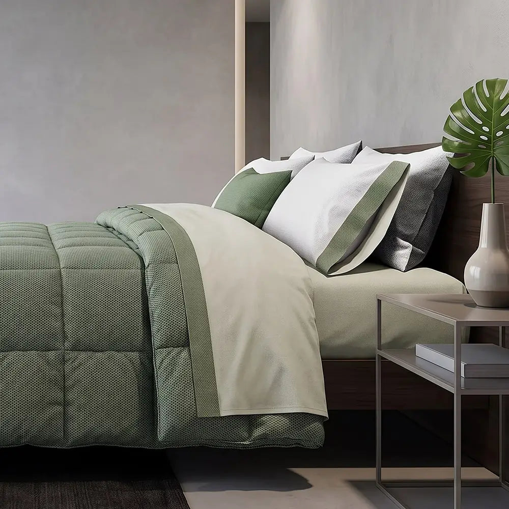 Trapunta Chromo Gabel ambientata su letto con tessuto verde e retro chiaro