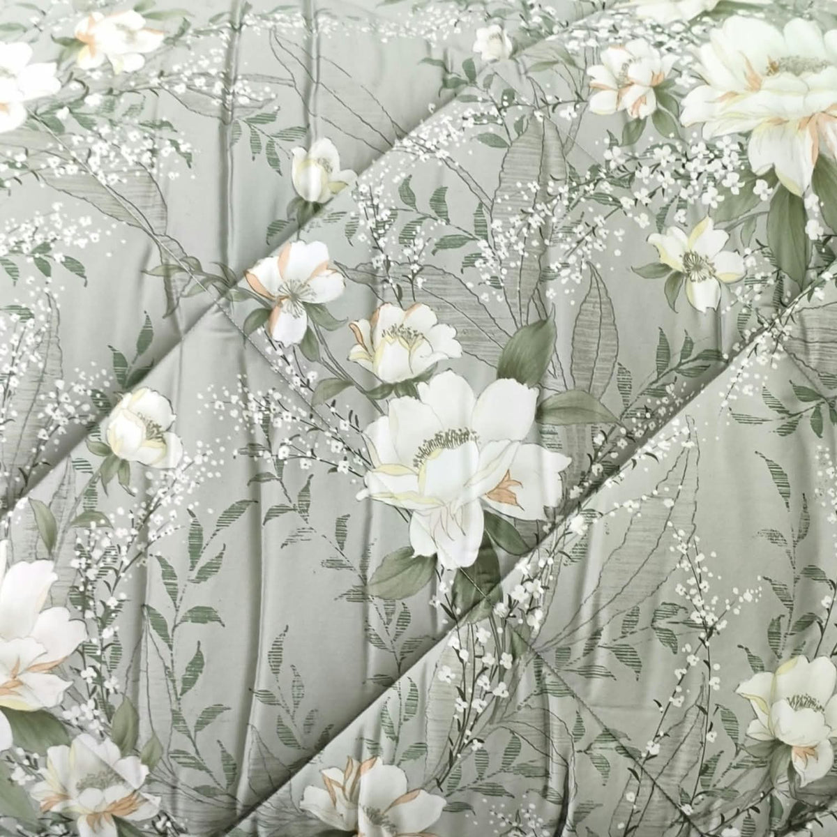 Dettaglio della fantasia floreale DEA IF.26 con fiori bianchi, foglie e rami su fondo verde salvia